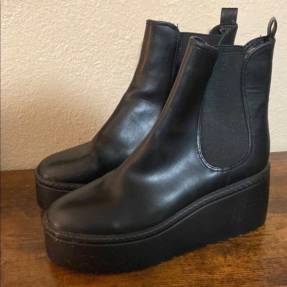Black Platform Chelsea Boots with Wedge Sole and Elastic Panels